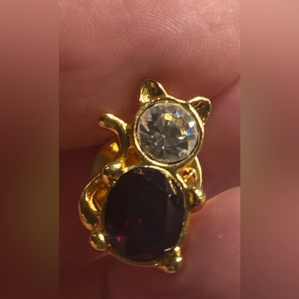 Cat Pin Brooch Faux Garnet or Ruby cat Lapel Collectible 3/4"